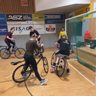 Gestern Abend durften wir beim @radsportaltdorf ein Training absolvieren. Es war uns eine grosse Freude, diese Sportart näher kennenzulernen - vielen Dank für die fachkundige Unterstützung. Der gemeinsame Ausklang in der hauseigenen Festwirtschaft kam ebenfalls nicht zu kurz. Wer weiss, vielleicht bis bald an eurem legendären Radball Grümpi. 
.
.
.
#tvschattdorf #radsportaltdorf