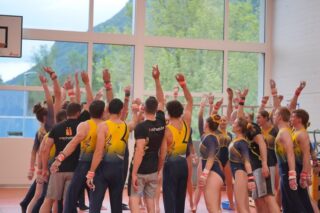 Alle Jahre wieder - das Showtraining vor heimischem Publikum findet grossen Anklang, ganz zur Freude aller Turner:innen. Anschliessend durfte ein gemütlicher Ausklang mit Familie, Freunden und Bekannten natürlich nicht fehlen. Das erste Kräftemessen für Team Aerobic, Barren und Schaukelringe steht in rund zwei Wochen, am @tannzapfe_cup, auf dem Programm. Etwas später, in rund einem Monat, sind wir am @appenzeller_kantonalturnfest am Start. Wir freuen uns auf die bevorstehende Saison - bis bald. 
.
.
.
📸 Livia Zgraggen / Muriel Schuler
#tvschattdorf #mehralsturnen #turnenverbindet