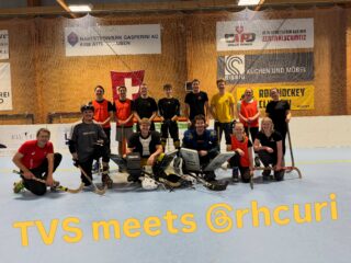 Heute Abend durften wir einmal mehr Luft bei einem anderen Urner Verein schnuppern. Es ging nach Seedorf zum @rhcuri, nicht etwa an die Rollerdisco oder als Zuschauer auf die Tribüne, nein heute durften wir selber spielen - oder zumindest versuchen. Fazit -> Endstand 2:1, ein paar blaue Flecken und jede Menge Spass. Vielen Dank für die Gastfreundschaft und den Einblick in euren Sport. 
.
.
.
#tvschattdorf #rhcuri #vereinslebenpflegen